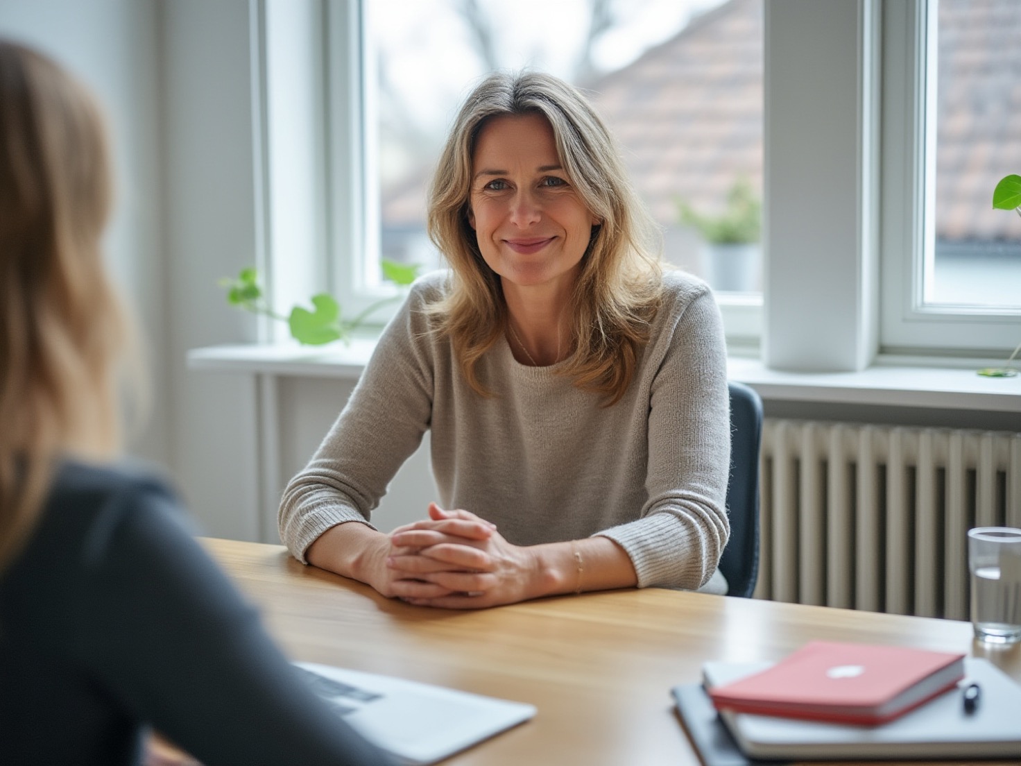 Financieel adviseur in gesprek met een klant aan tafel