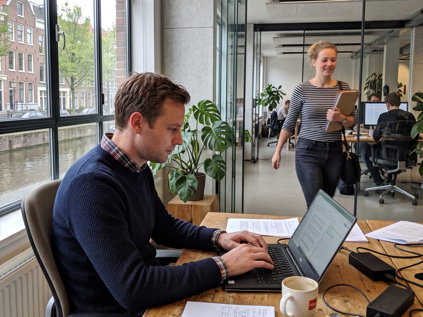 Financieel adviseur werkt achter zijn laptop aan de aanmeldpagina van de kantoornieuwsbrief
