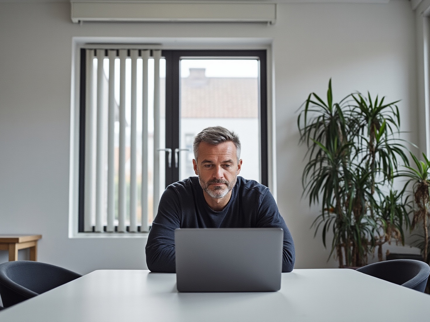 Financieel adviseur werkt aan een laptop in een rustig advieskantoor