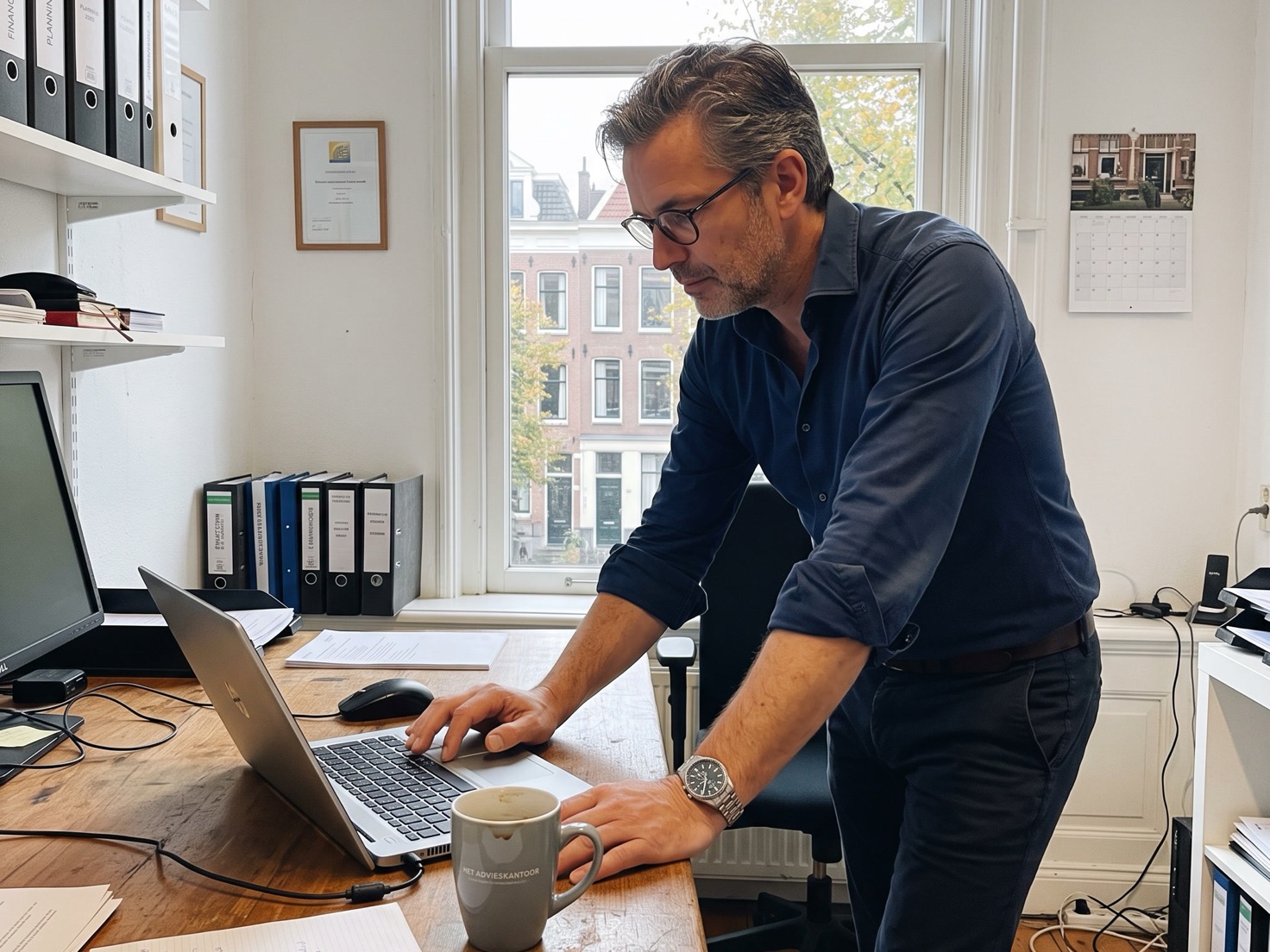 Financieel adviseur rondt rustig een laatste taak af aan zijn bureau in een advieskantoor