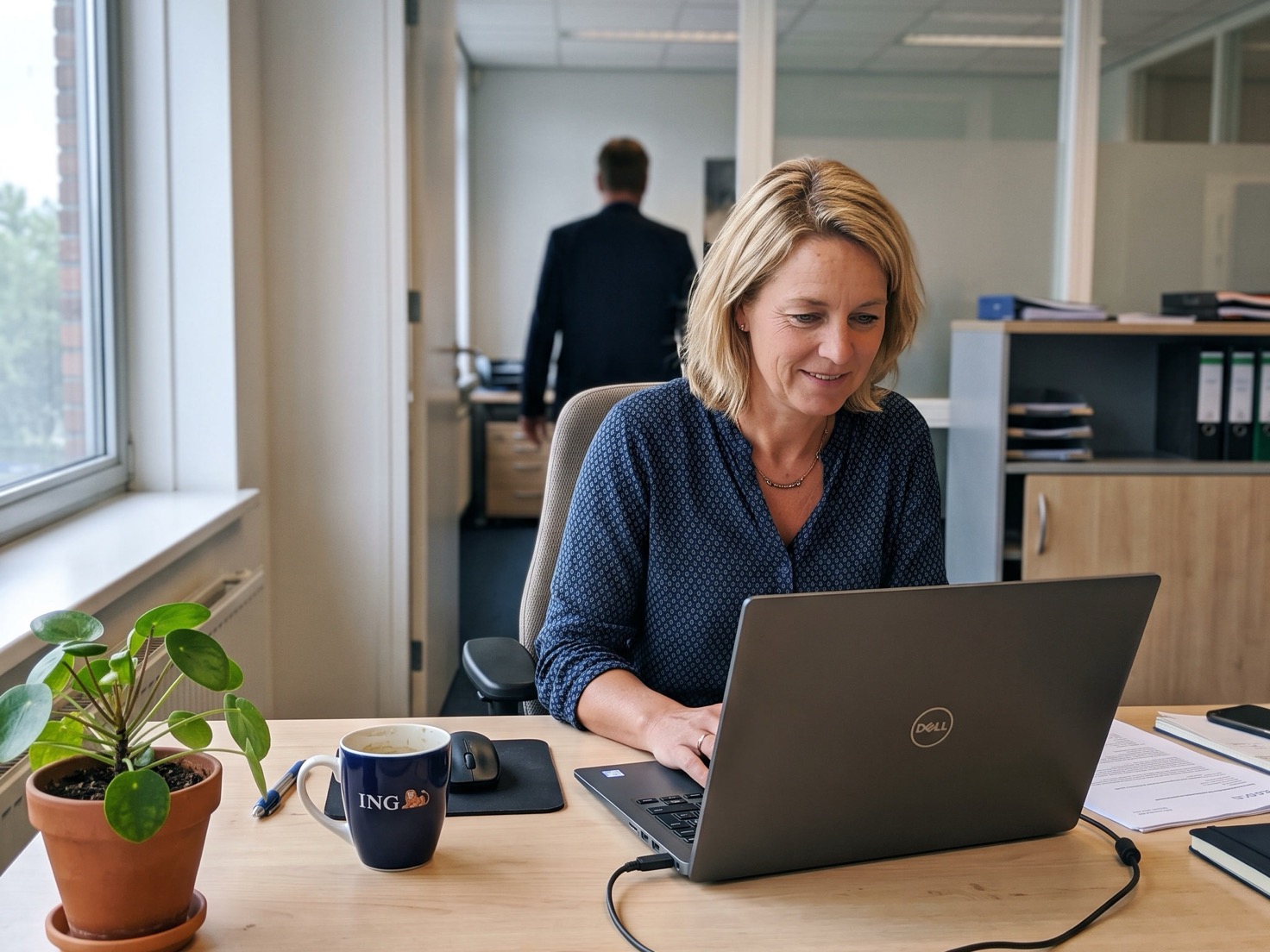 Financieel adviseur werkt achter een bureau in een rustig advieskantoor