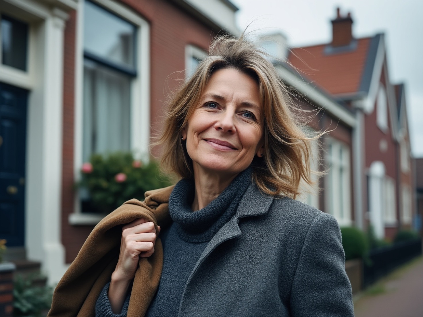Financieel adviseur loopt na een lange werkdag door een rustige Nederlandse straat