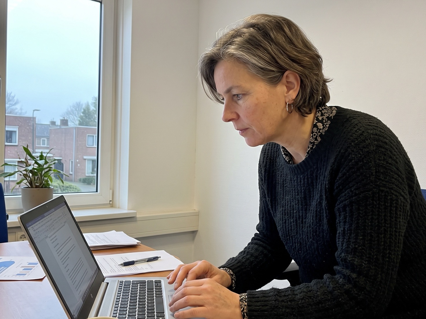 Financieel adviseur werkt achter een bureau in een advieskantoor