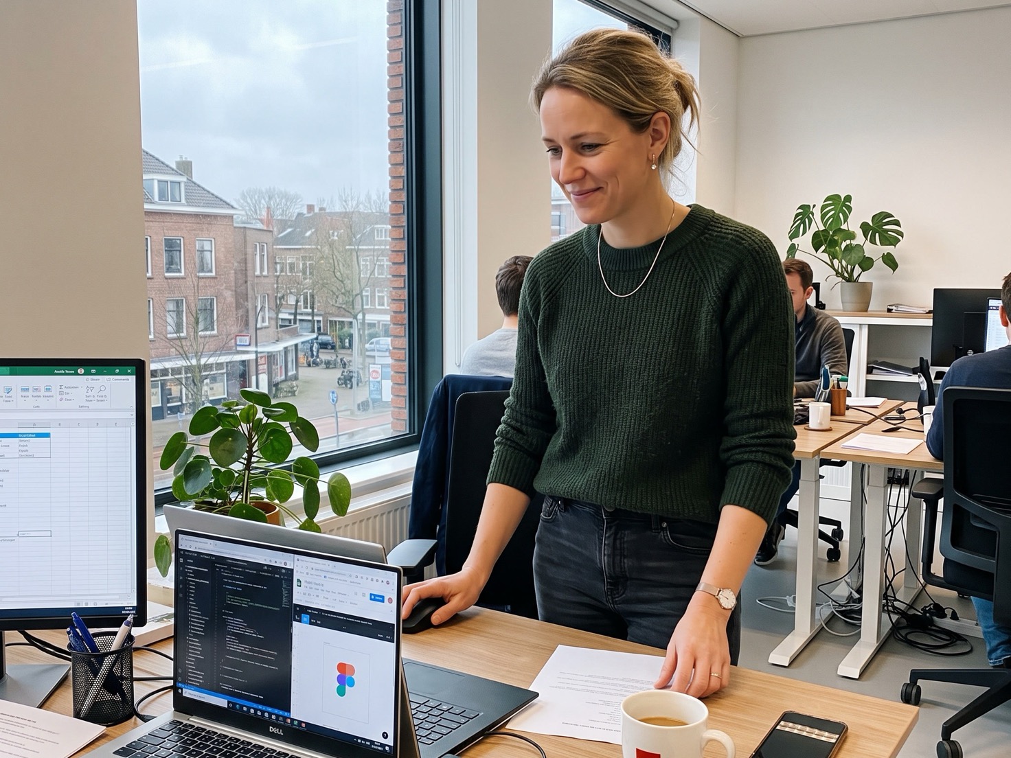 Adviseur achter haar bureau die een document terugzoekt op haar scherm