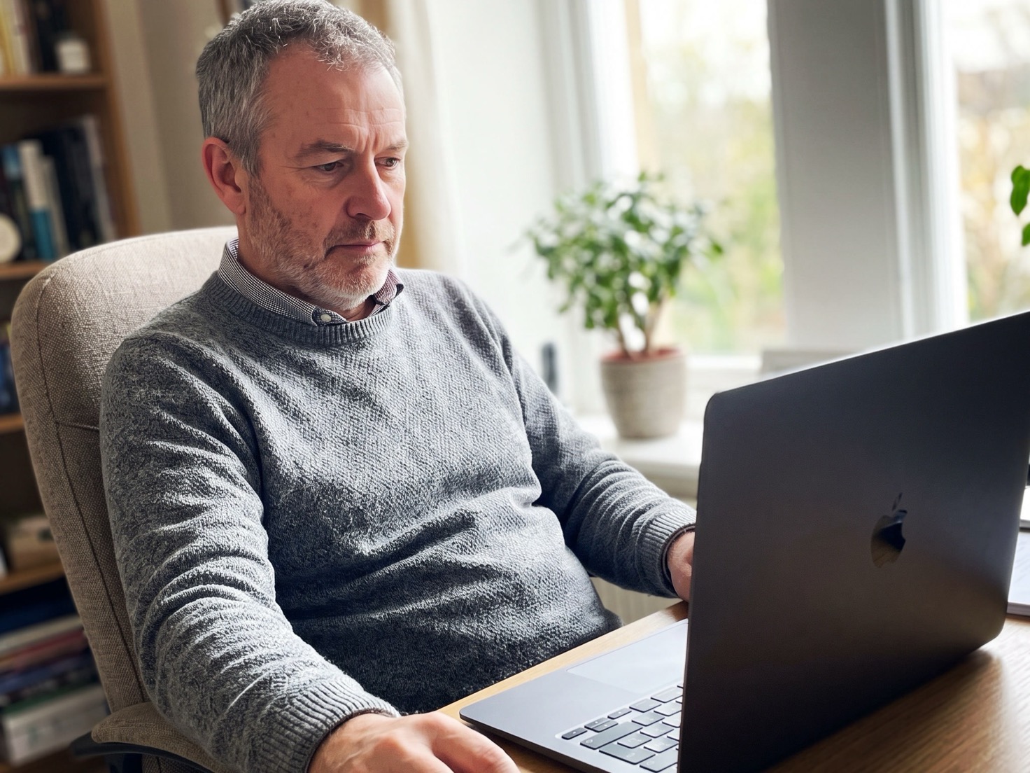 Financieel adviseur achter zijn bureau in een rustig advieskantoor