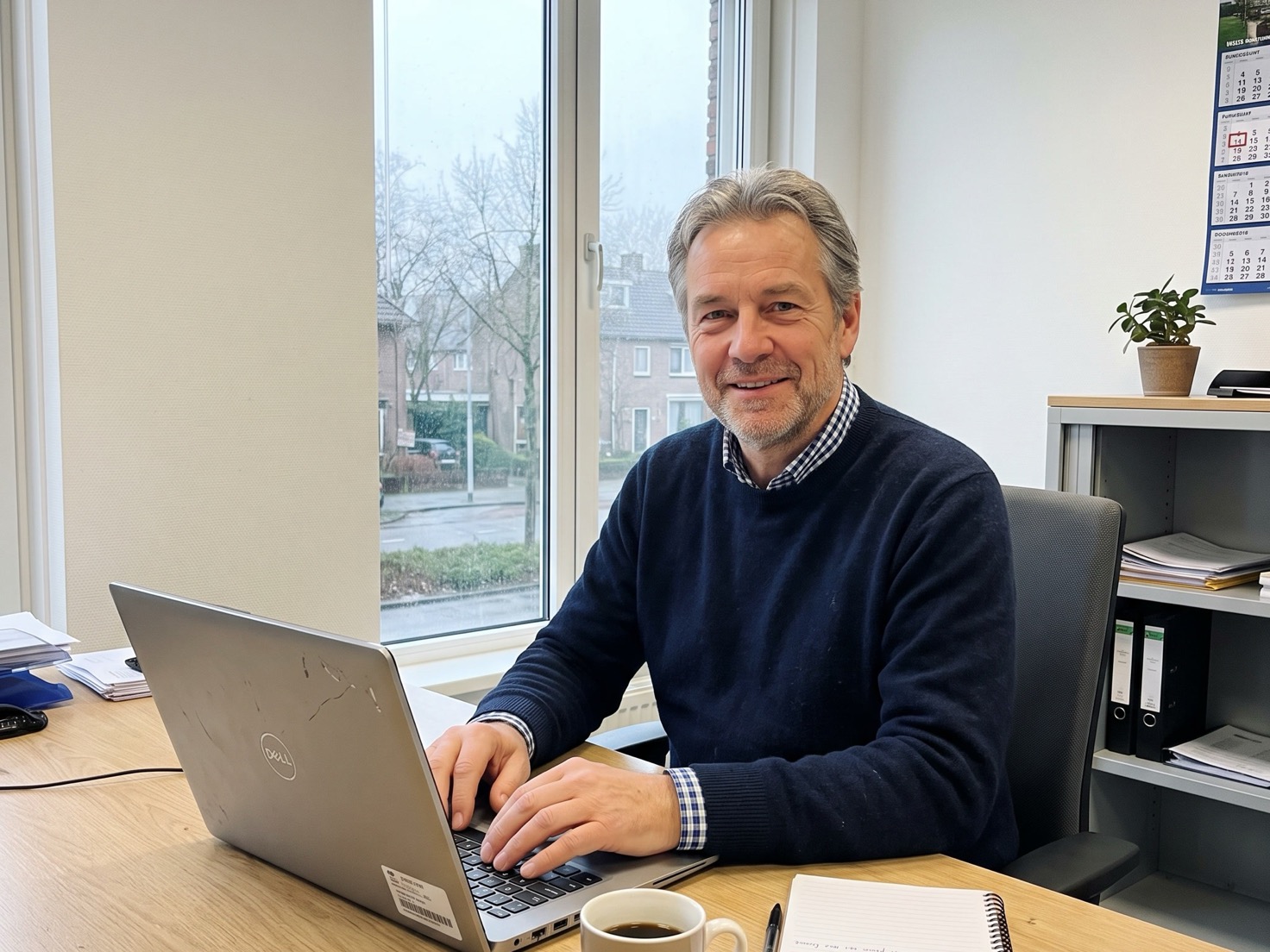 Financieel adviseur werkt achter een bureau in een advieskantoor