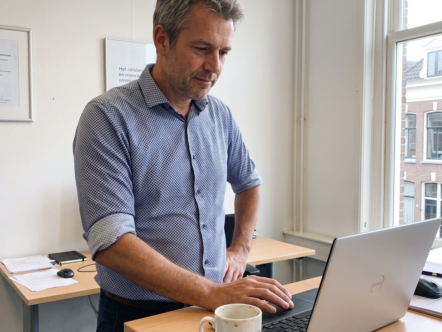 Financieel adviseur werkt aan zijn laptop in een rustig advieskantoor