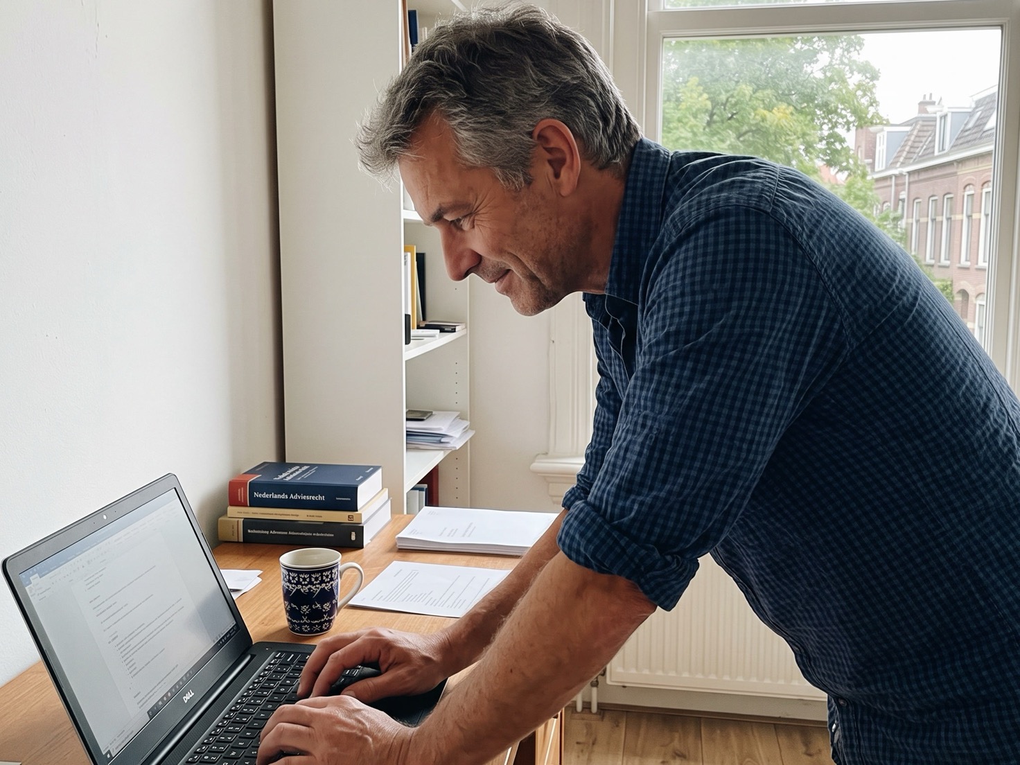 Financieel adviseur werkt aan een laptop in zijn advieskantoor