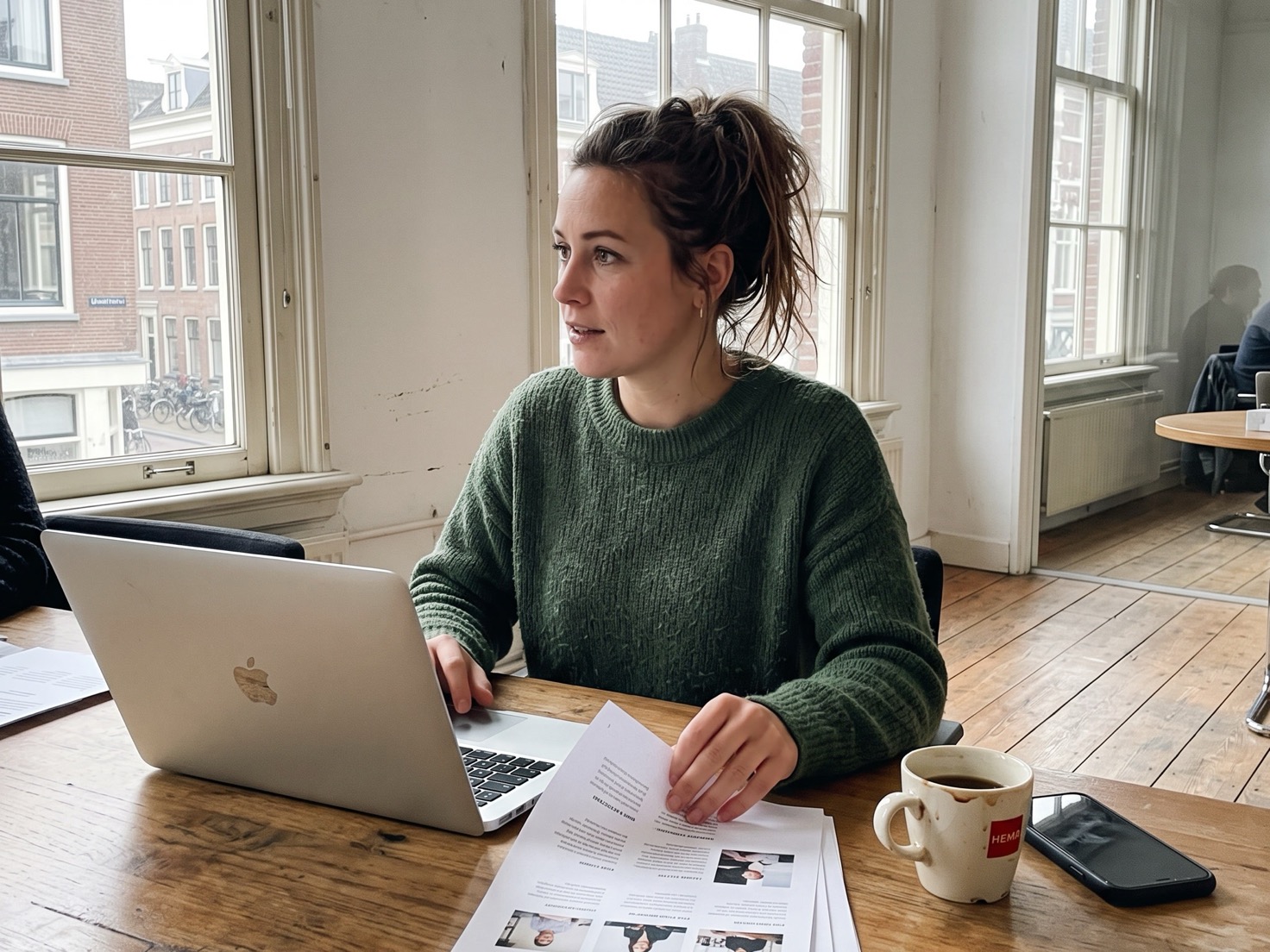 Adviseur werkt aan de dienstenpagina's van haar advieskantoor op een laptop