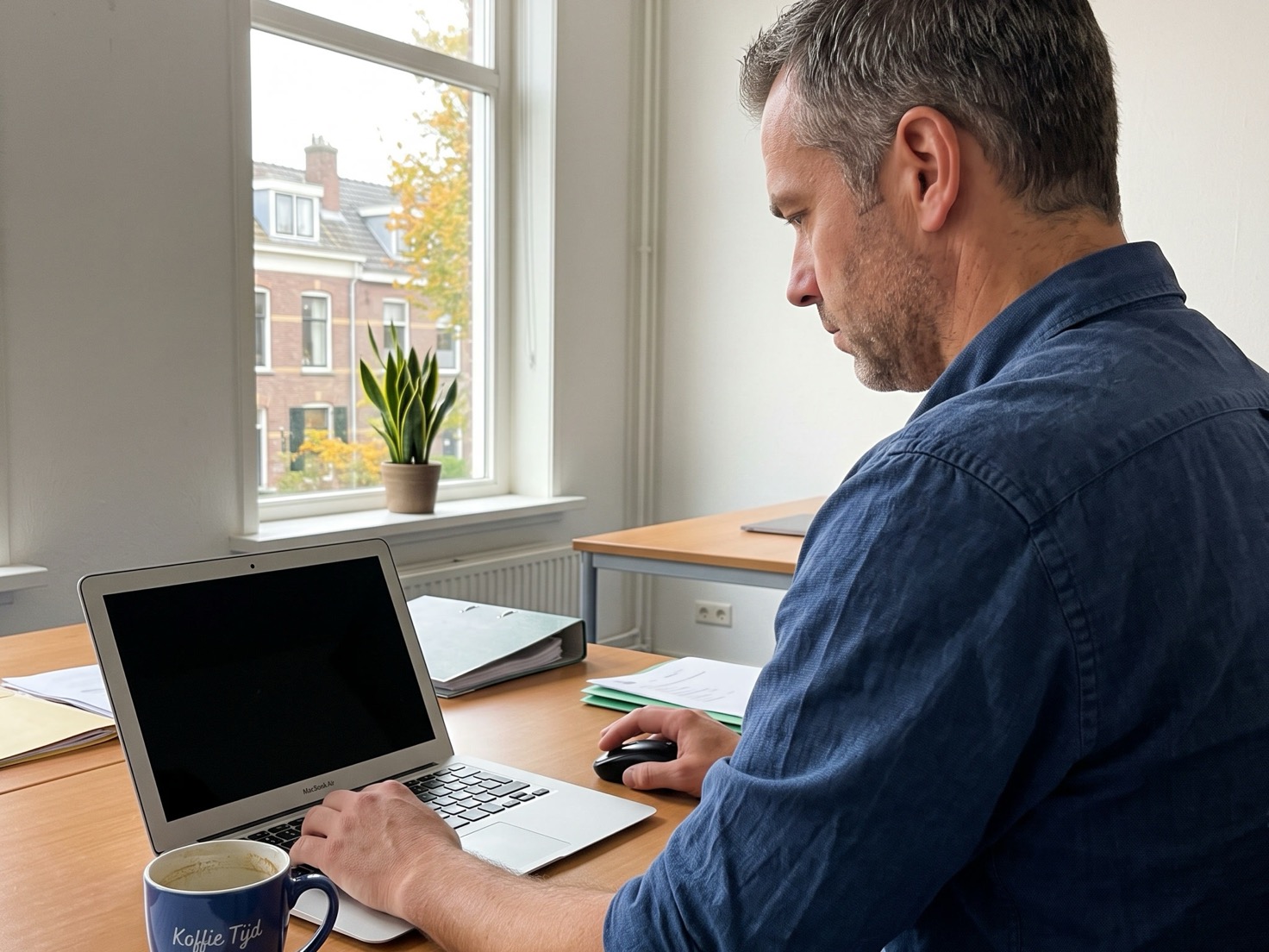 Financieel adviseur werkt geconcentreerd aan een laptop op kantoor