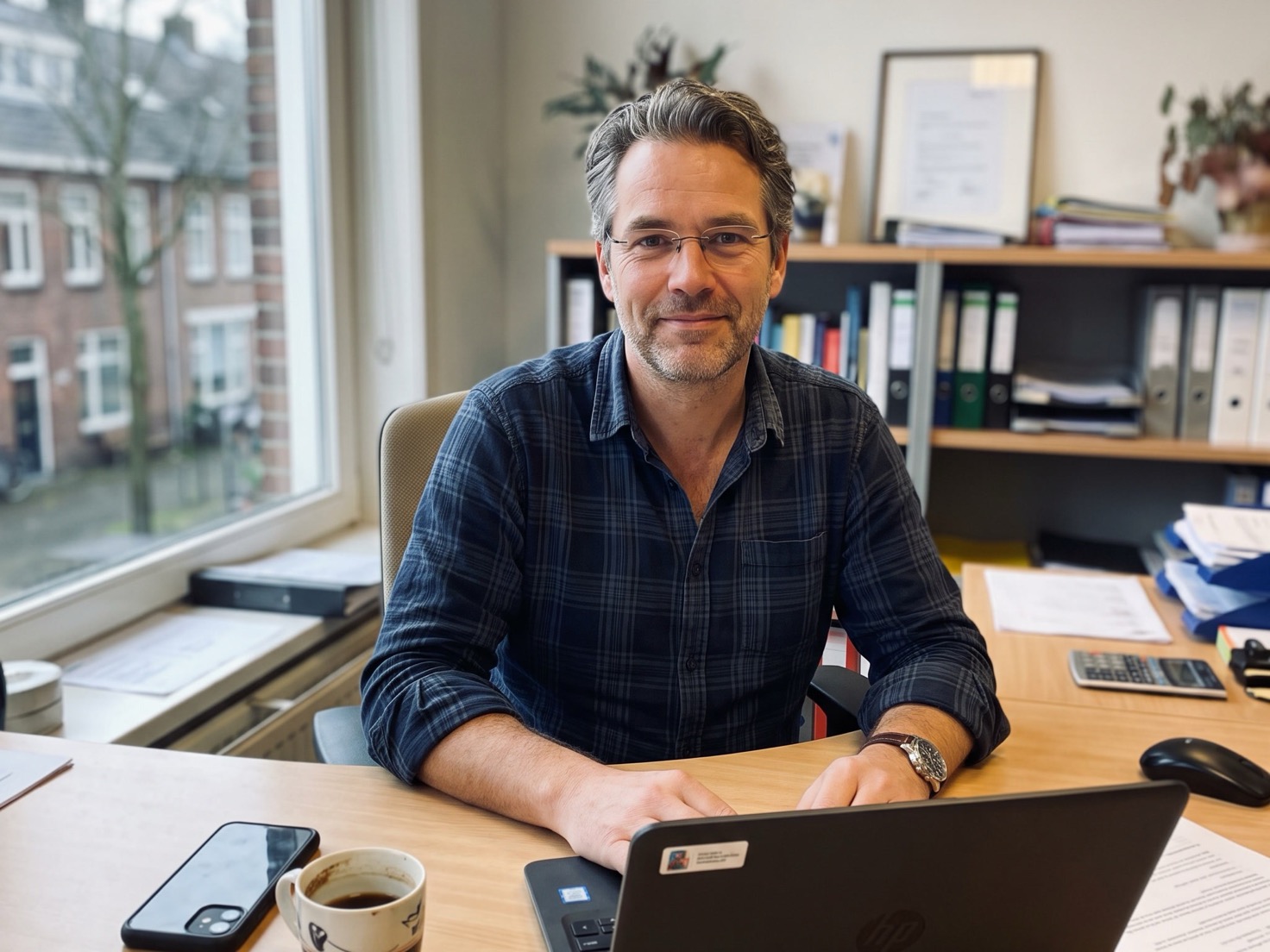 Adviseur werkt achter zijn bureau in een rustig advieskantoor