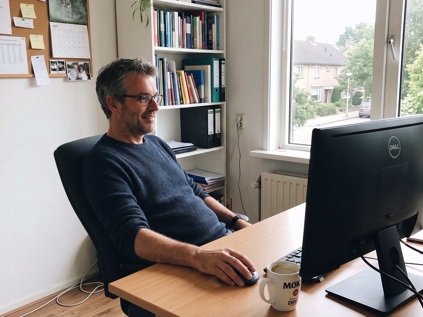 Financieel adviseur werkt achter zijn bureau in een rustig advieskantoor