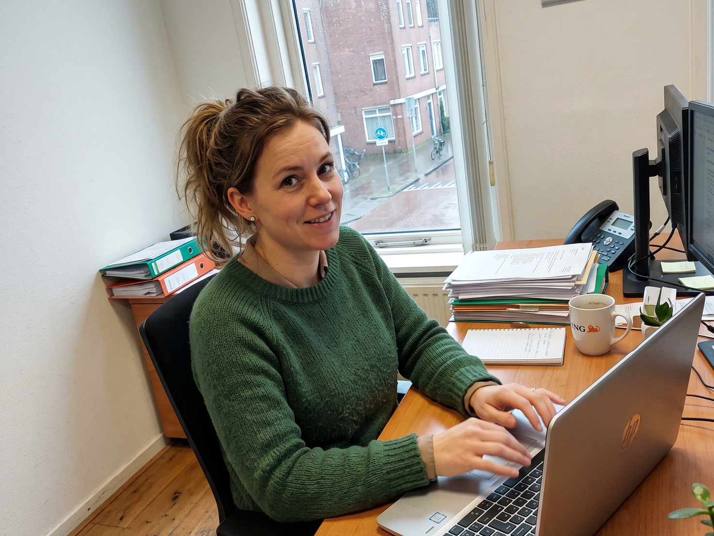 Financieel adviseur plaatst een kort bericht in het Google-bedrijfsprofiel van haar kantoor