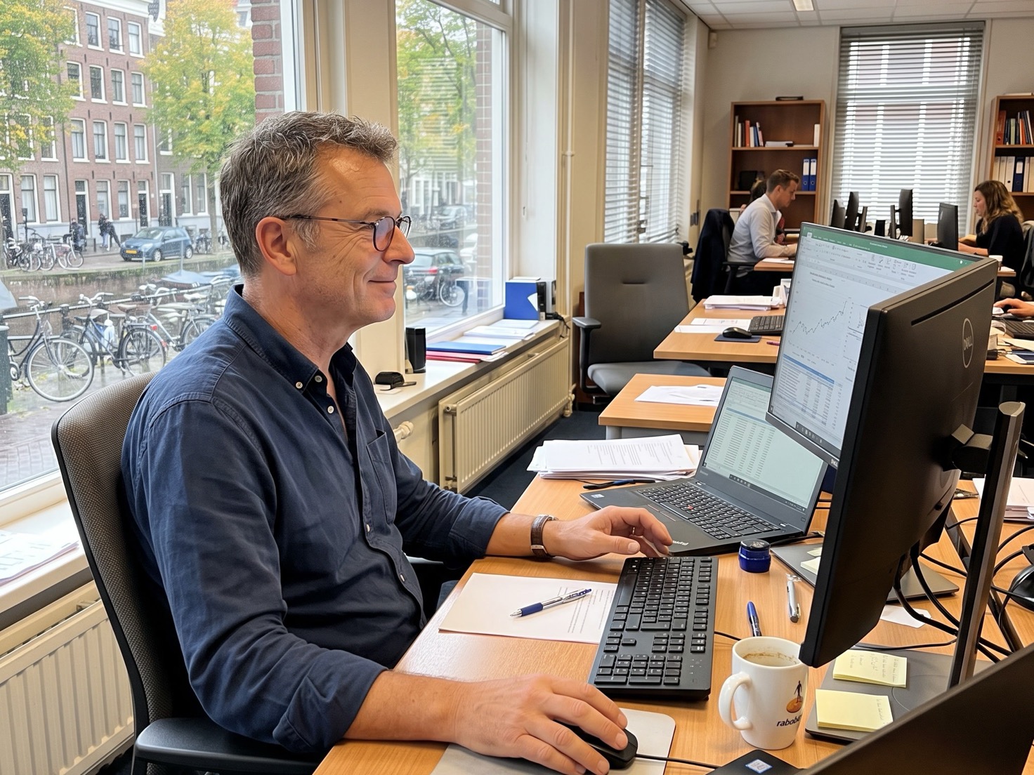Financieel adviseur achter zijn bureau in een rustig advieskantoor, bezig met de indeling van zijn website