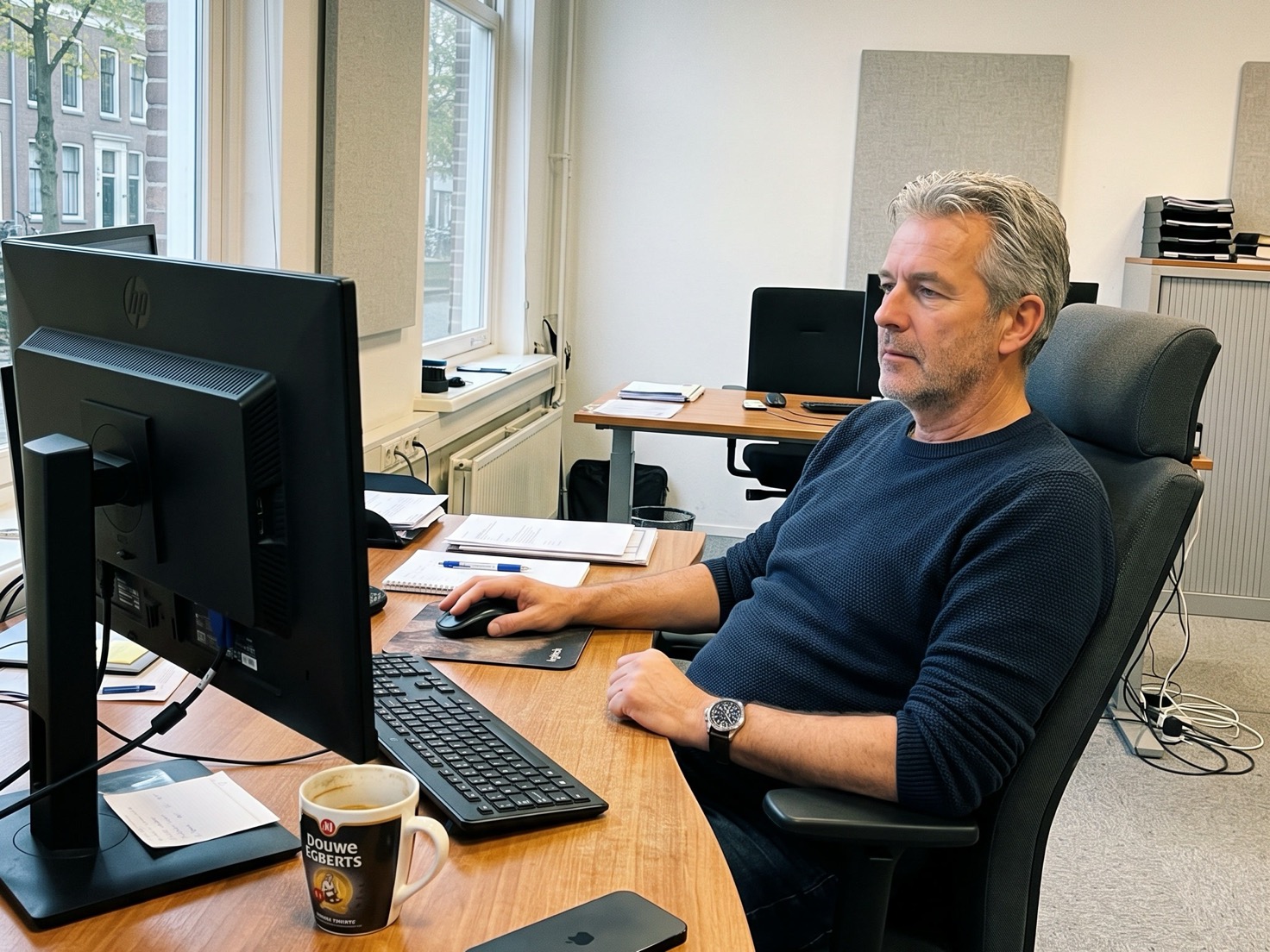 Financieel adviseur werkt achter zijn bureau in een rustig advieskantoor
