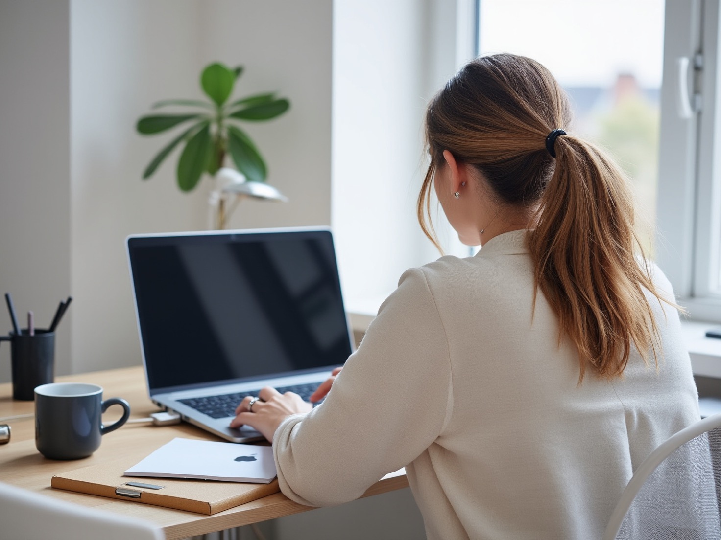 Financieel adviseur werkt aan haar bureau aan een dossier voor een klant met een tweede woning