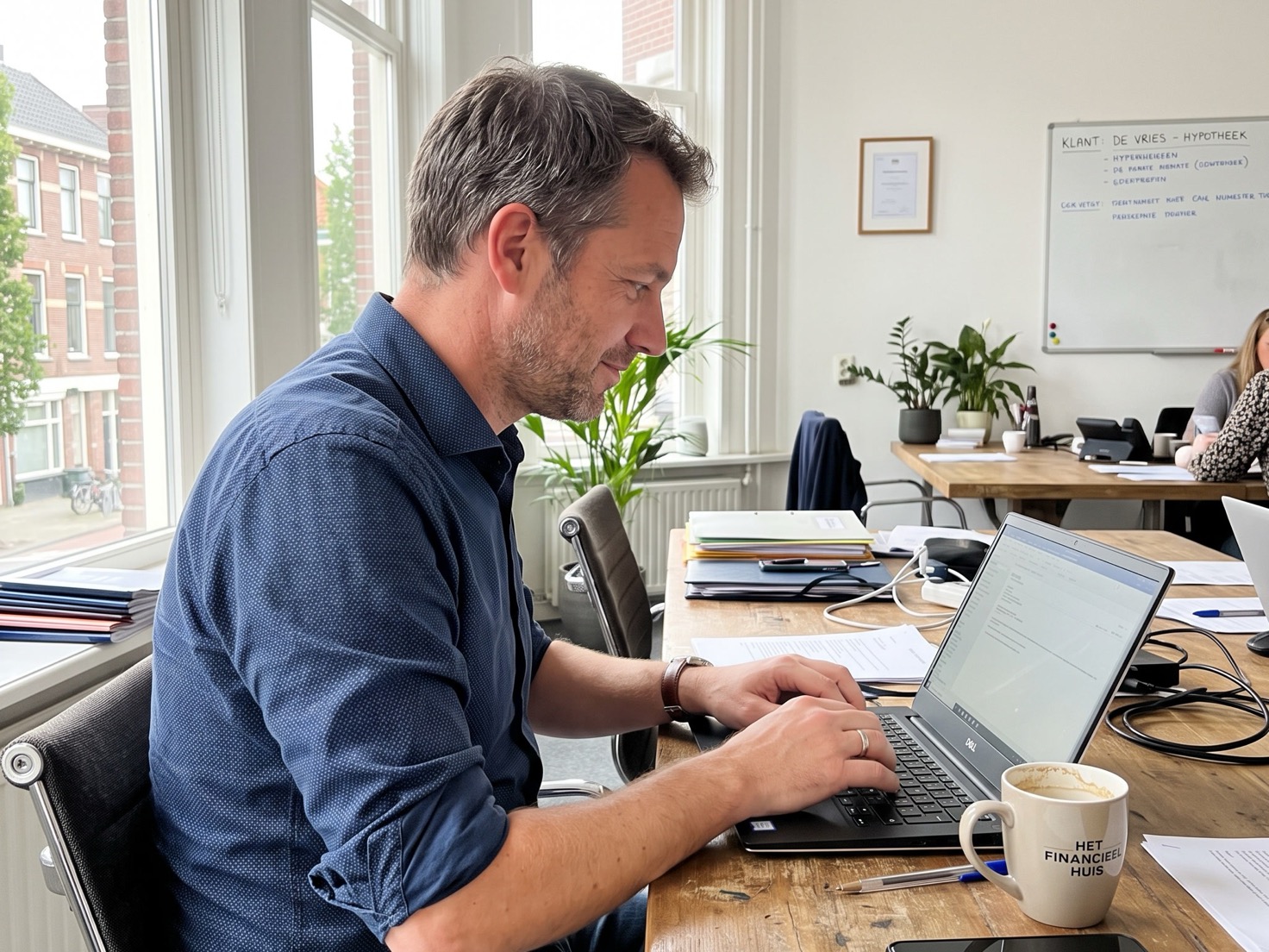 Financieel adviseur aan het werk op kantoor, voorbereiding op een schenkingsgesprek