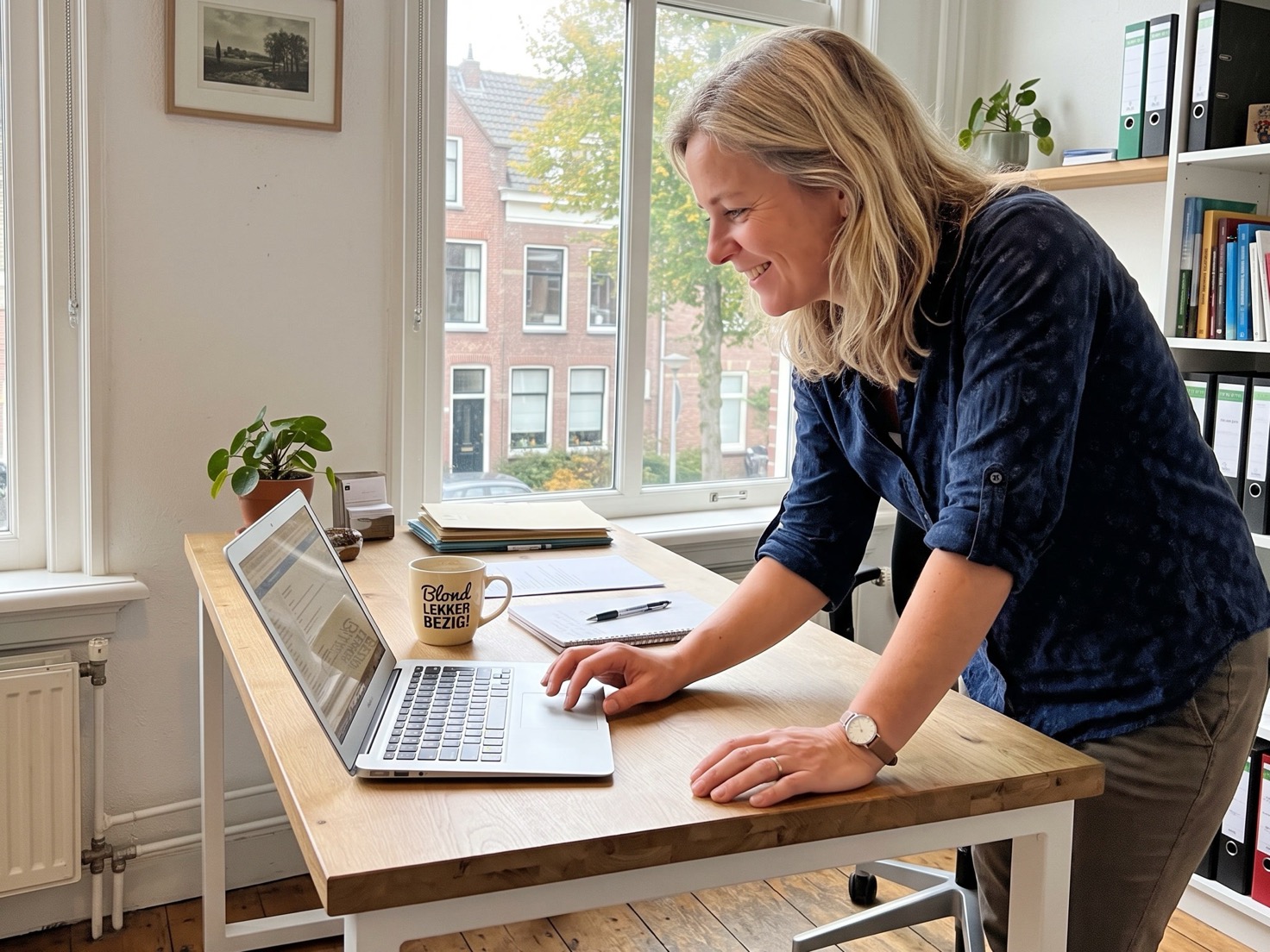 Financieel adviseur bekijkt klantgegevens op kantoor na een portefeuilleovername