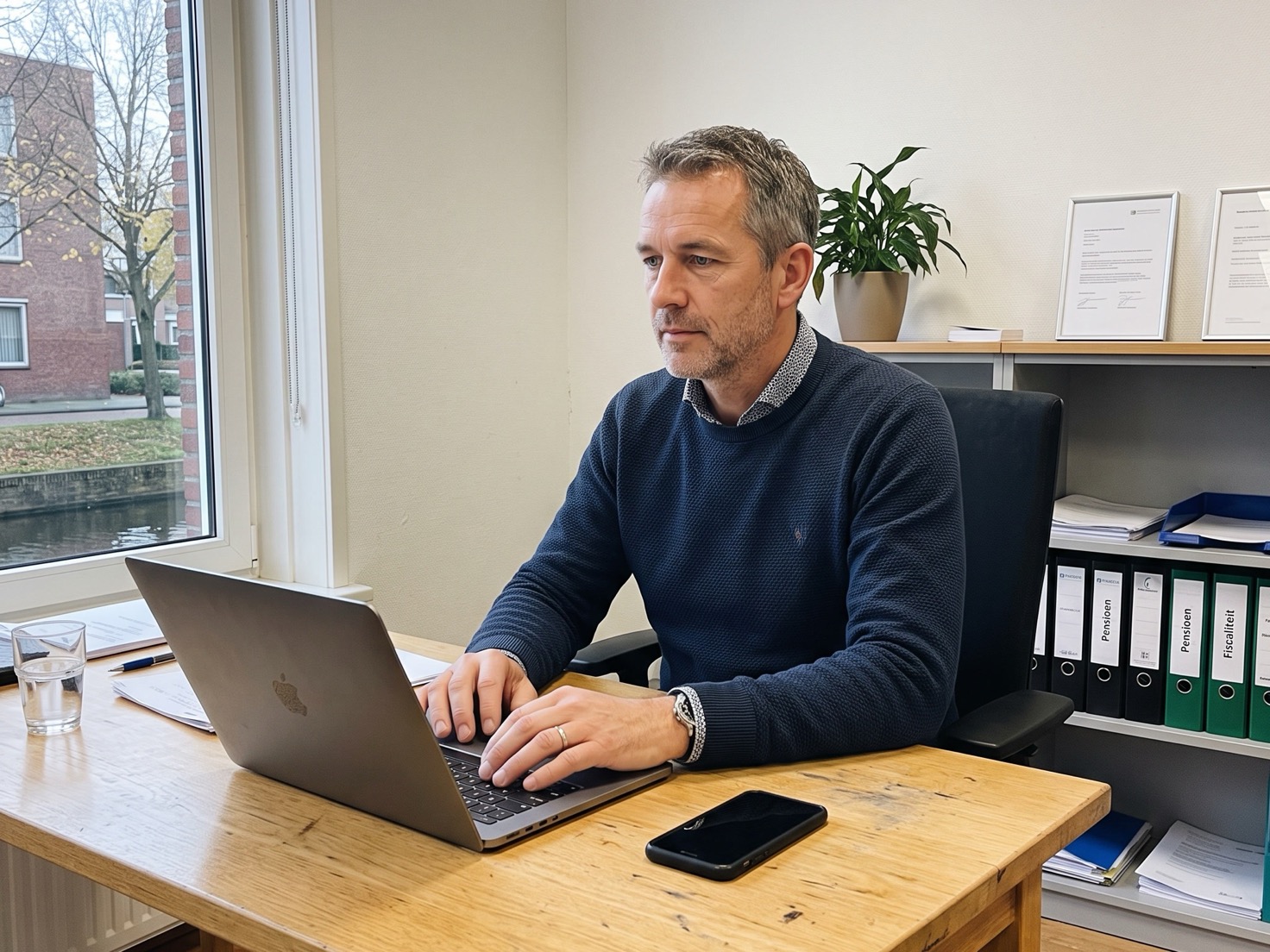 Financieel adviseur werkt rustig achter zijn bureau in een licht advieskantoor
