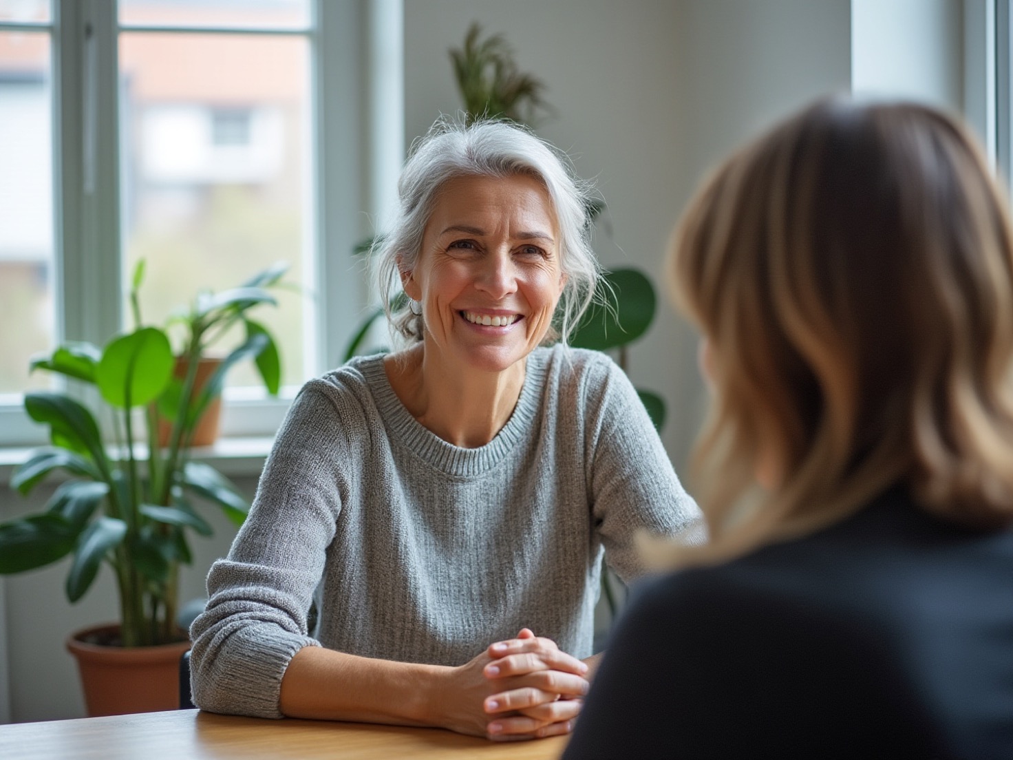 Financieel adviseur in gesprek aan een tafel bij daglicht