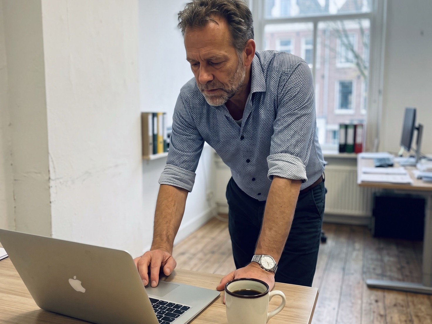 Financieel adviseur werkt aan een laptop in een rustig kantoor