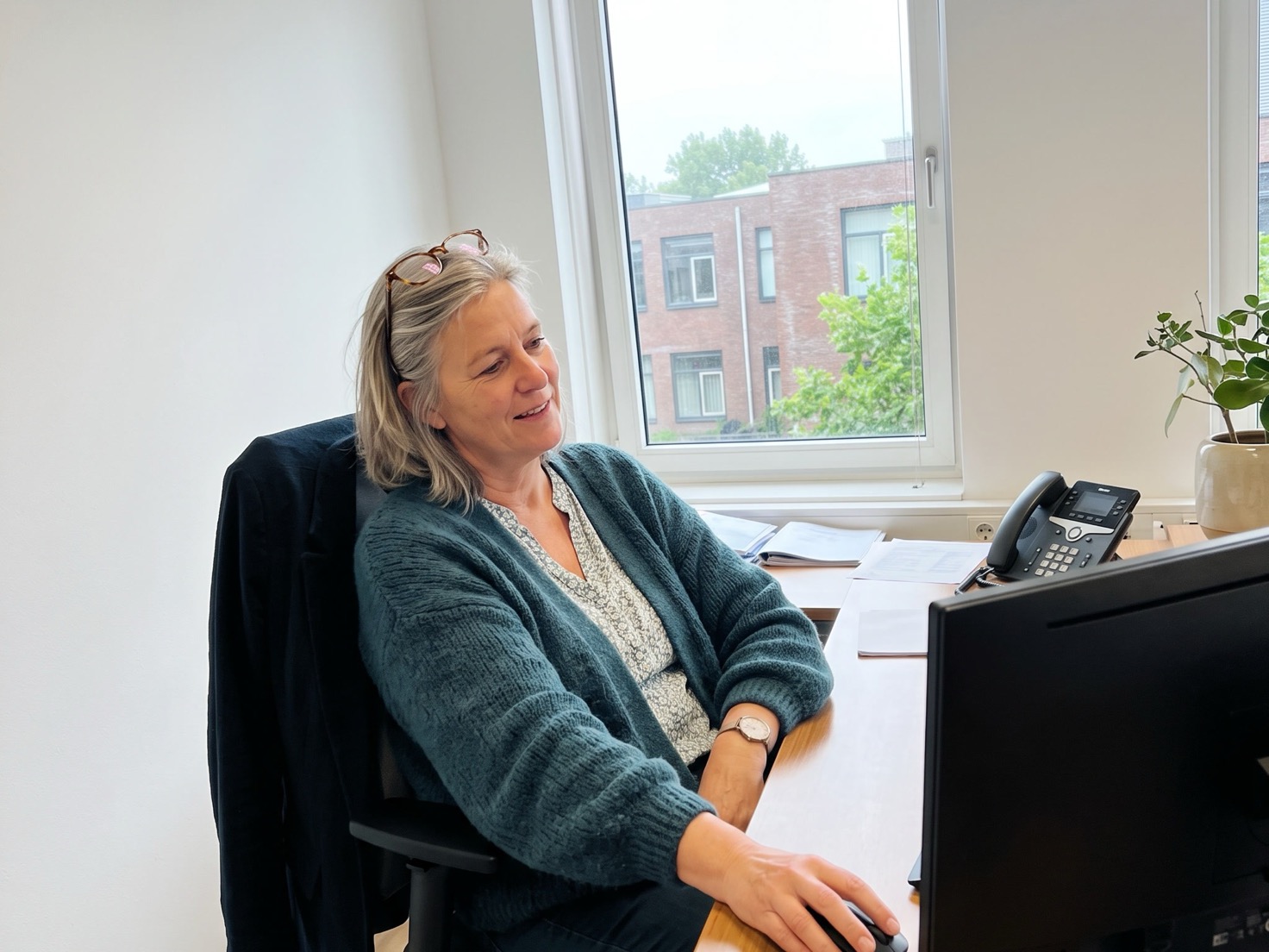 Financieel adviseur aan het werk achter haar bureau op een advieskantoor