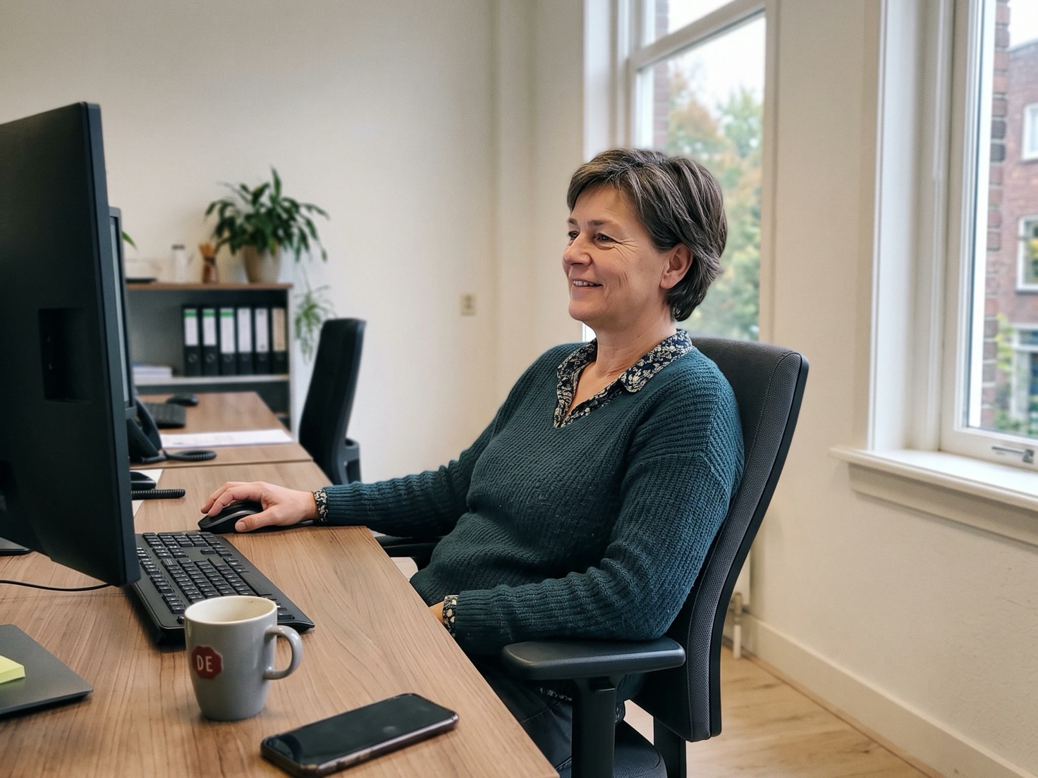 Financieel adviseur leunt achterover aan haar bureau, net iets gevonden op het scherm