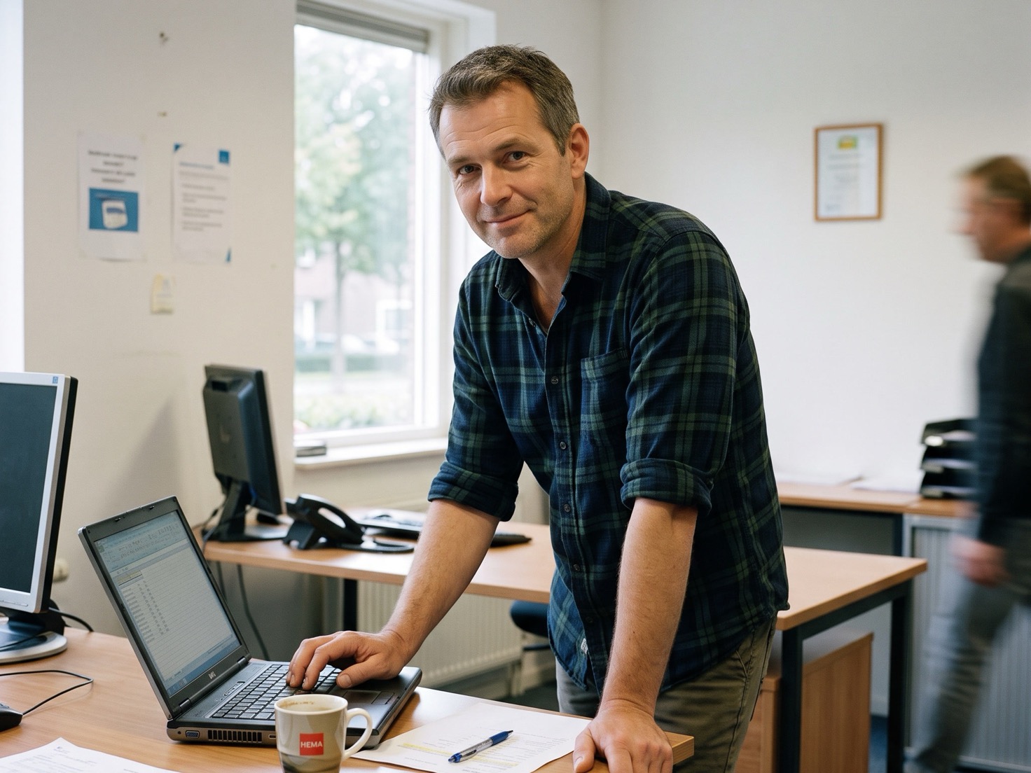Adviseur werkt aan een laptop op een rustig advieskantoor