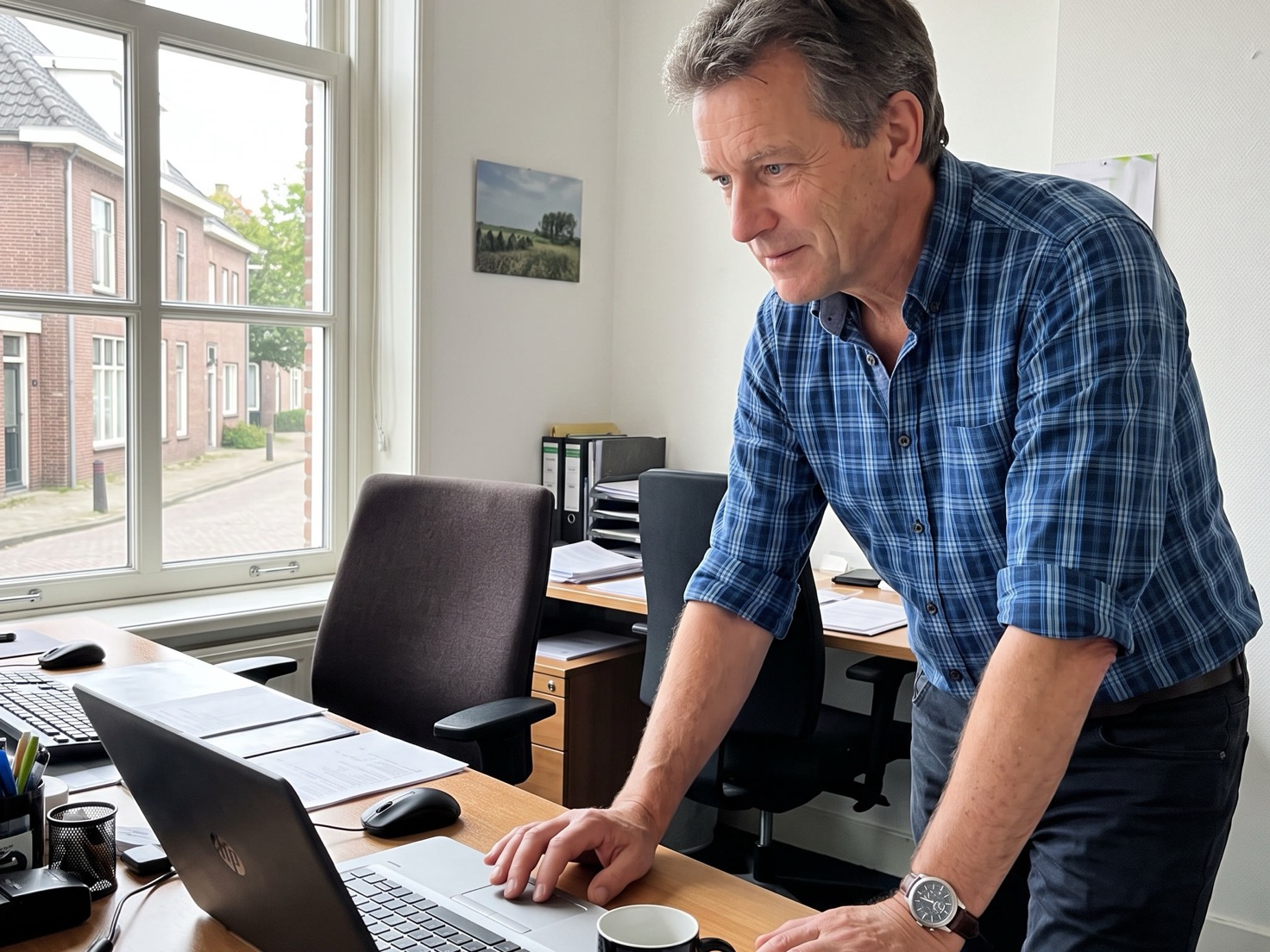 Financieel adviseur werkt aan zijn bureau naast een lege stoel voor de klant