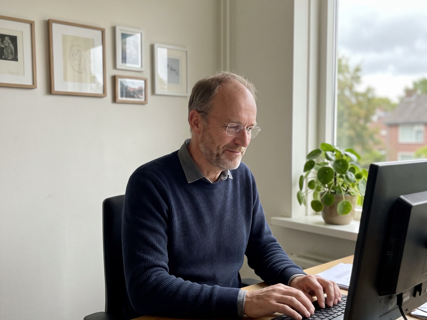 Financieel adviseur werkt achter zijn bureau bij het raam van een advieskantoor