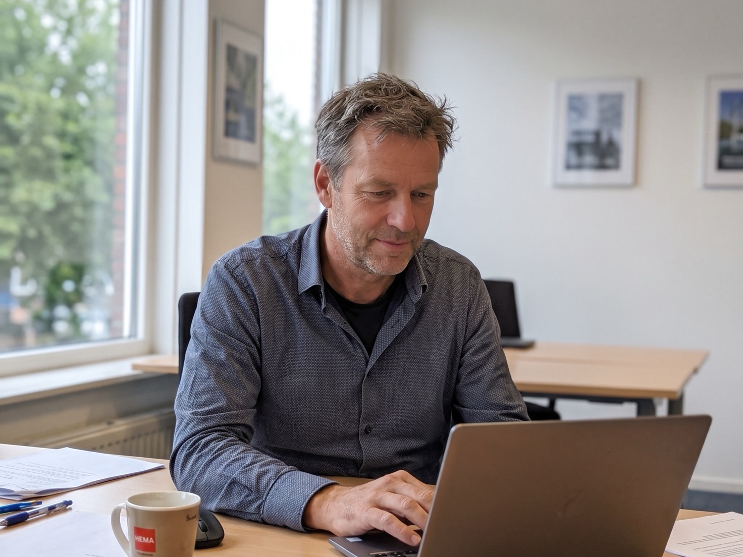 Adviseur werkt geconcentreerd achter zijn bureau op kantoor