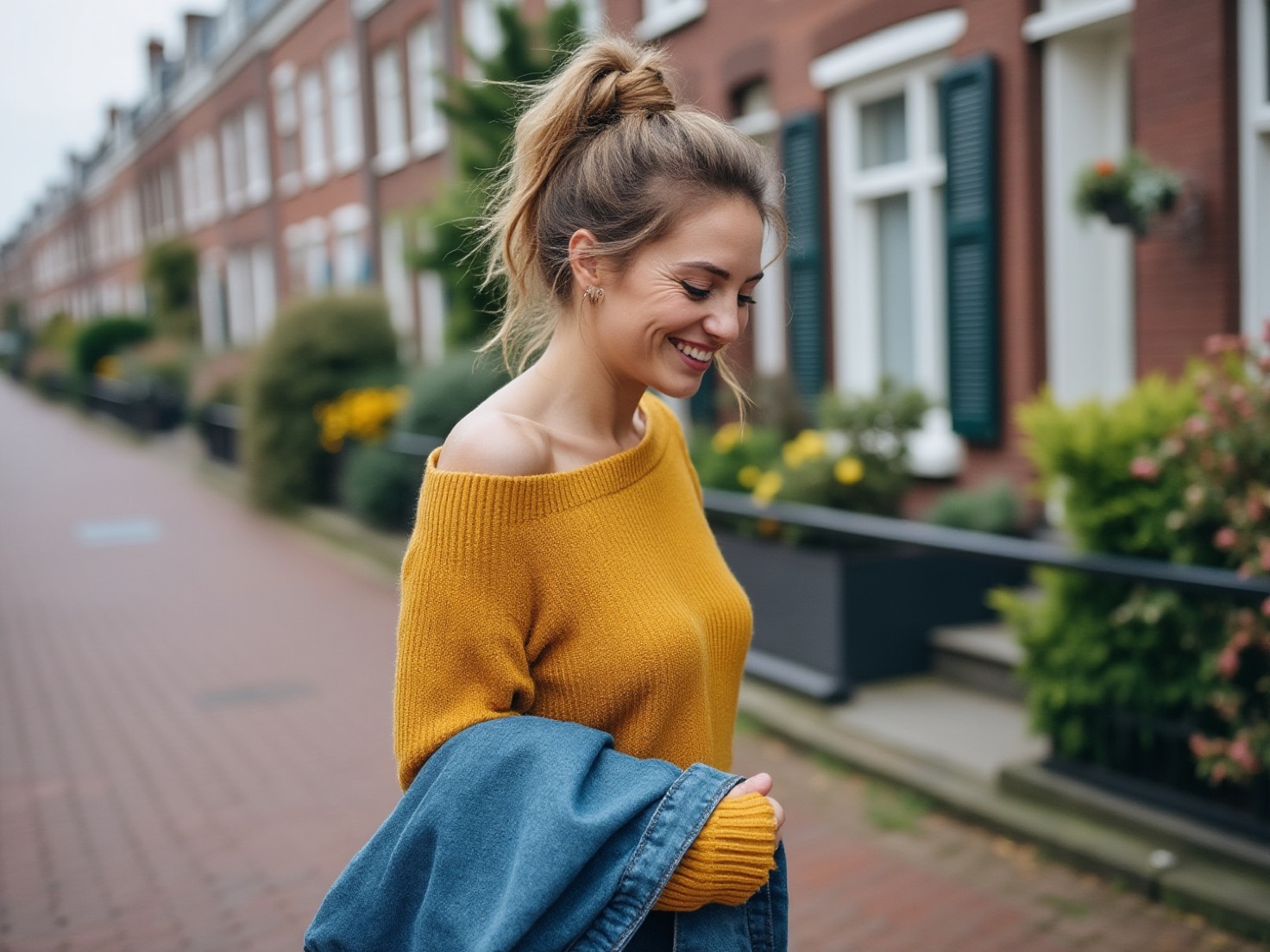 Tevreden klant loopt door een rustige Nederlandse woonstraat na een afspraak bij haar adviseur