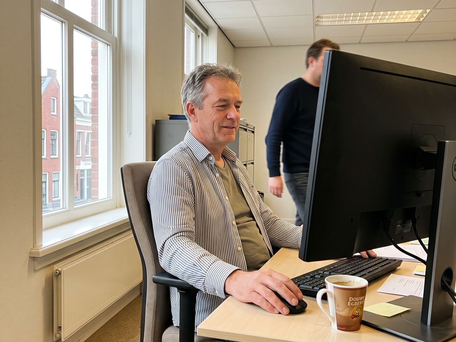 Adviseur die rustig achterover leunt aan zijn bureau in een kantoor met daglicht
