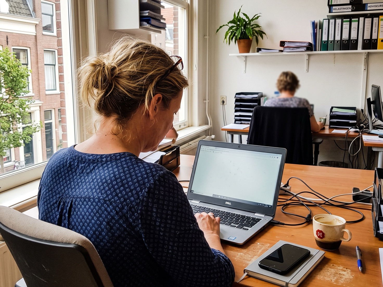 Financieel adviseur werkt achter haar laptop in een rustig advieskantoor