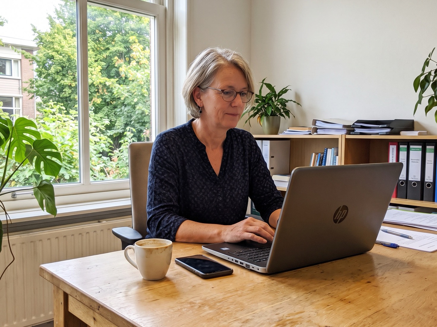 Financieel adviseur werkt geconcentreerd achter haar bureau in een rustig Nederlands advieskantoor