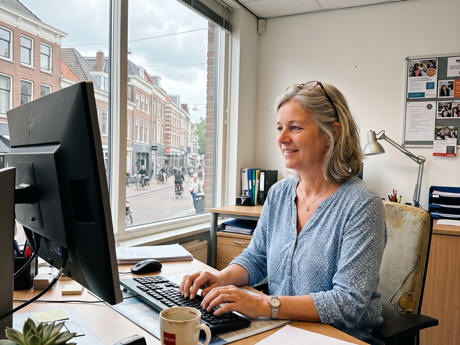 Financieel adviseur werkt aan haar bureau bij het raam van het advieskantoor