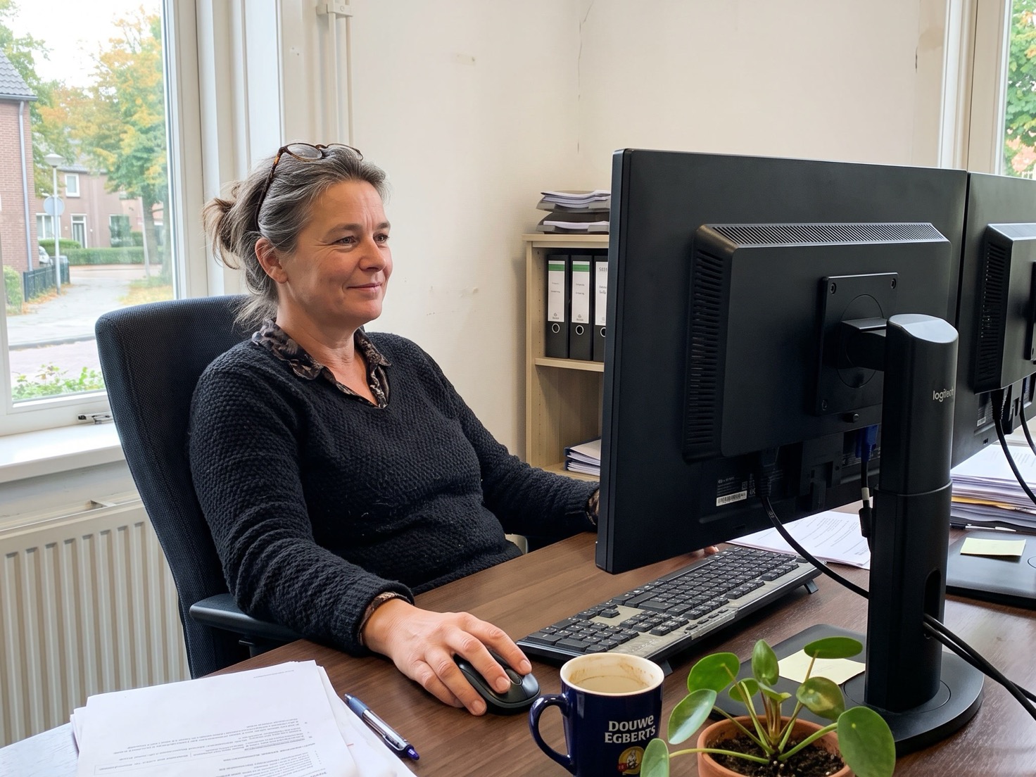 Financieel adviseur werkt achter haar bureau aan een lopende aanvraag