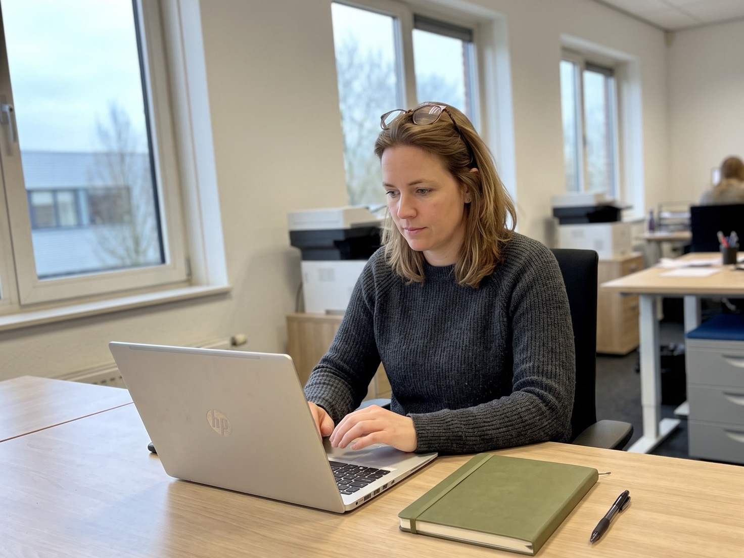 Financieel adviseur werkt achter haar laptop na een afgeronde belronde