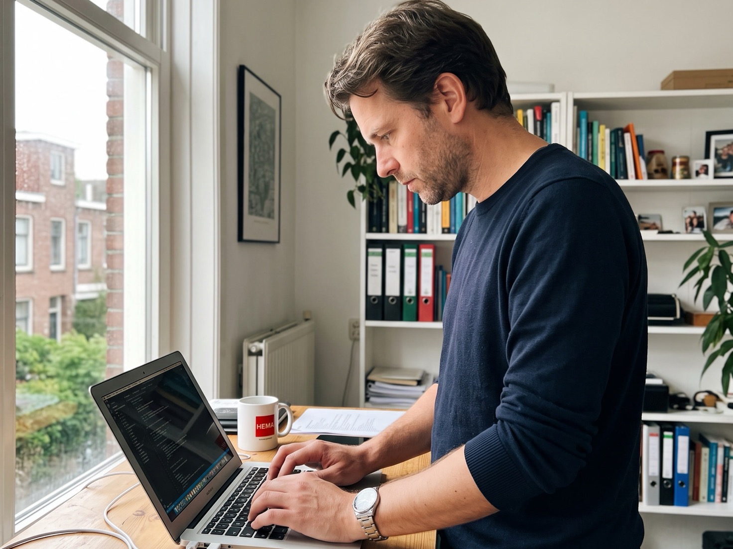 Financieel adviseur werkt aan een laptop in een rustig advieskantoor
