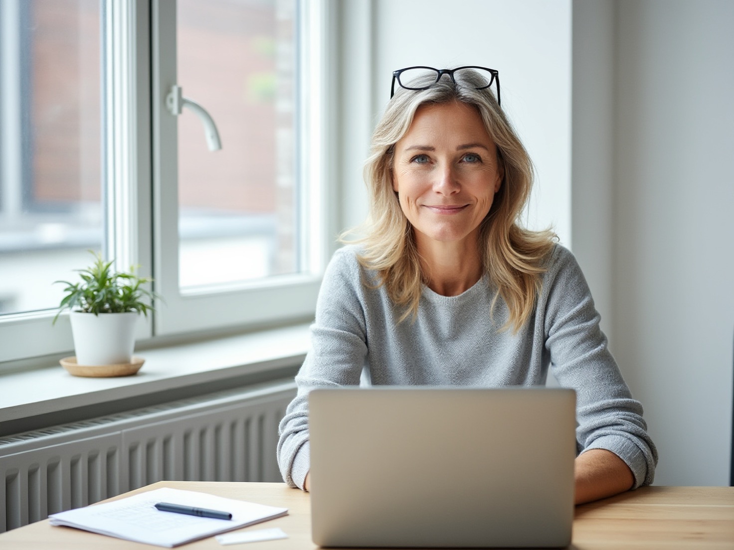 Financieel adviseur werkt achter haar bureau aan de paginatitels van haar website