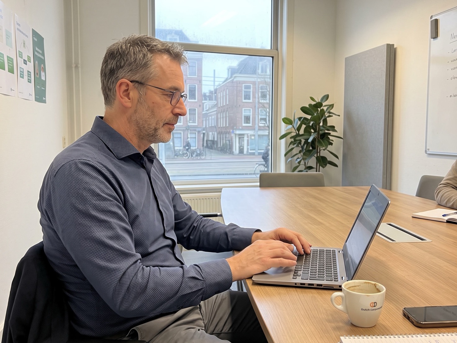 Financieel adviseur werkt geconcentreerd aan een laptop in een rustig advieskantoor