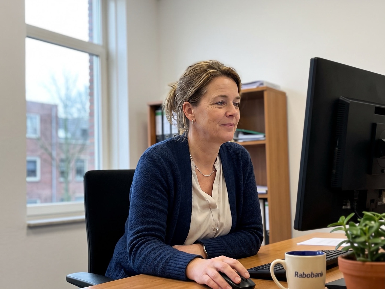 Financieel adviseur leunt achterover in haar bureaustoel in een rustig advieskantoor