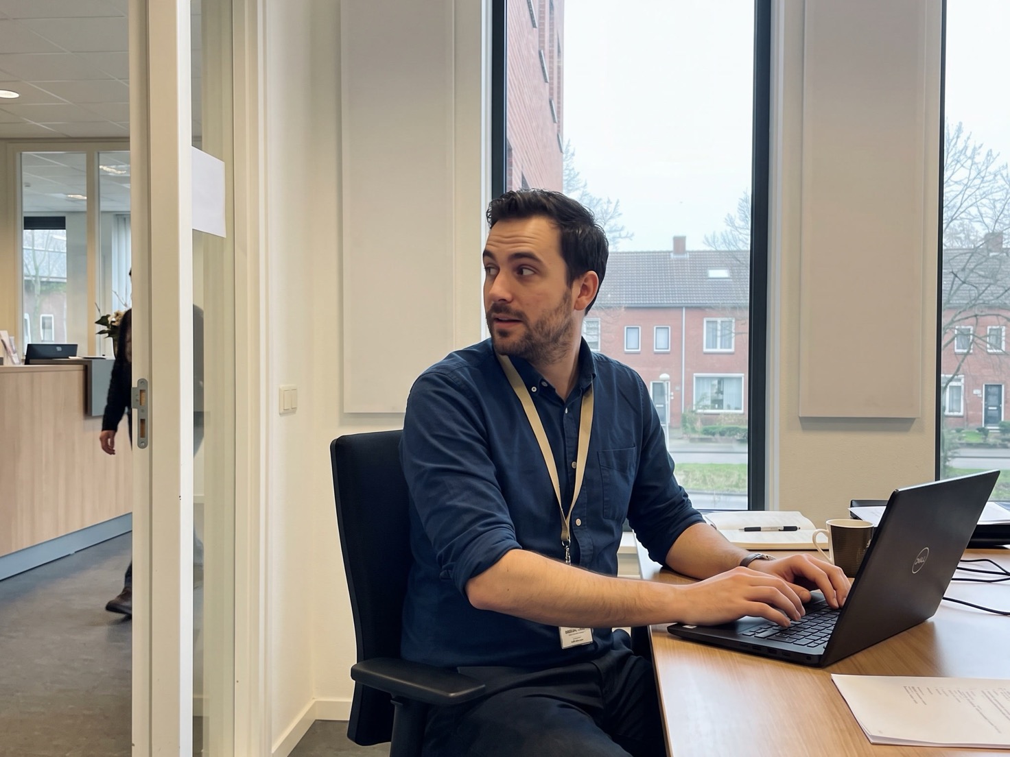 Adviseur verwerkt gegevens van een doorverwezen klant aan zijn laptop
