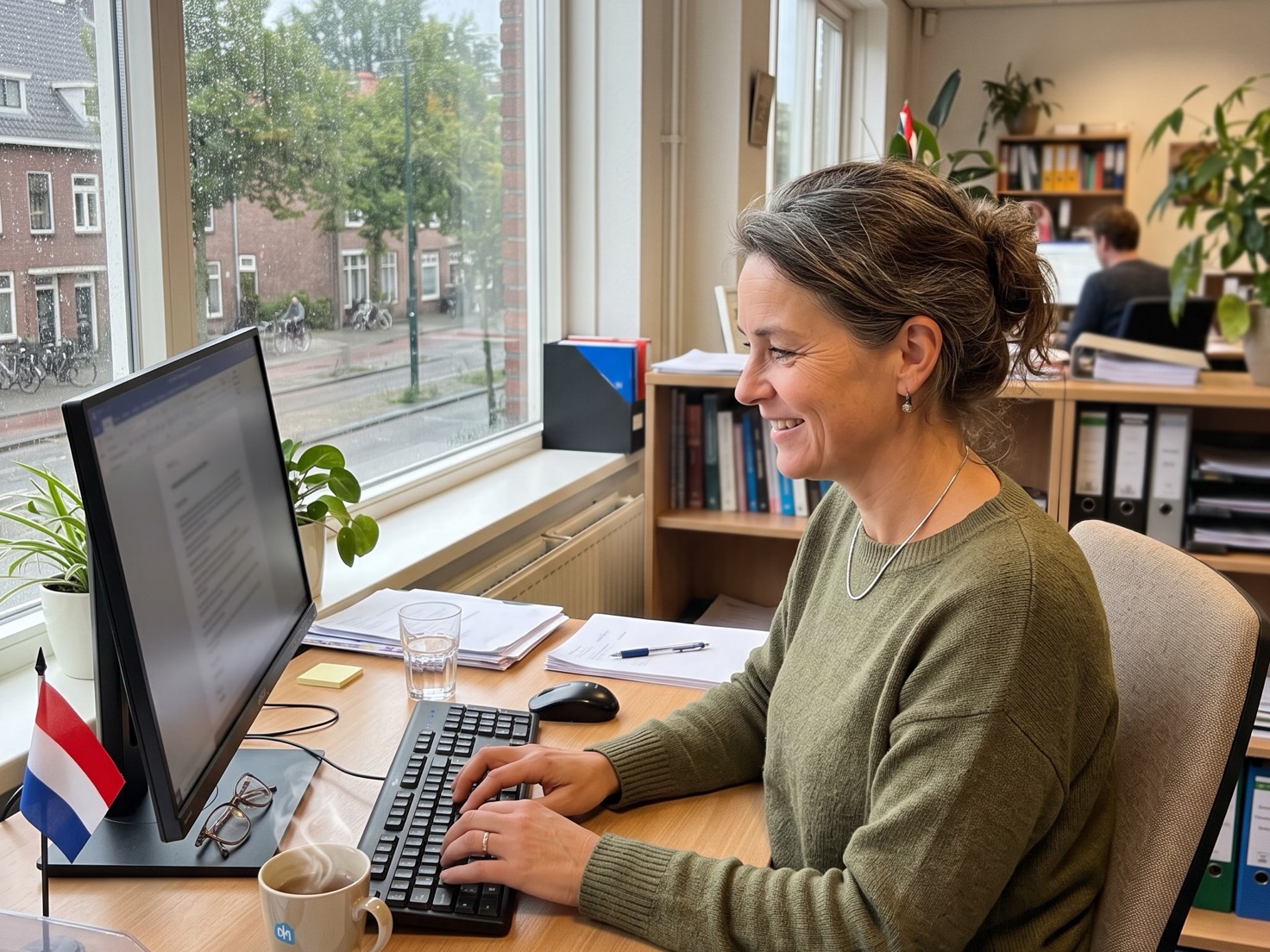 Financieel adviseur werkt geconcentreerd aan haar bureau bij het raam van haar kantoor