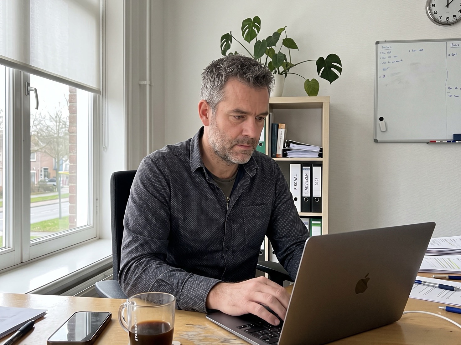 Financieel adviseur werkt achter zijn bureau in een rustig advieskantoor