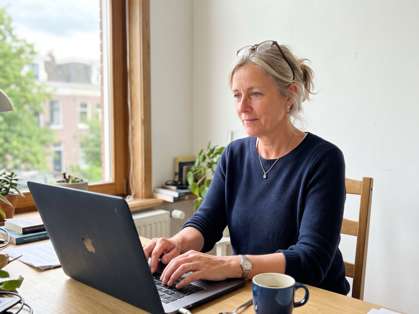 Financieel adviseur werkt achter een laptop in een rustig advieskantoor