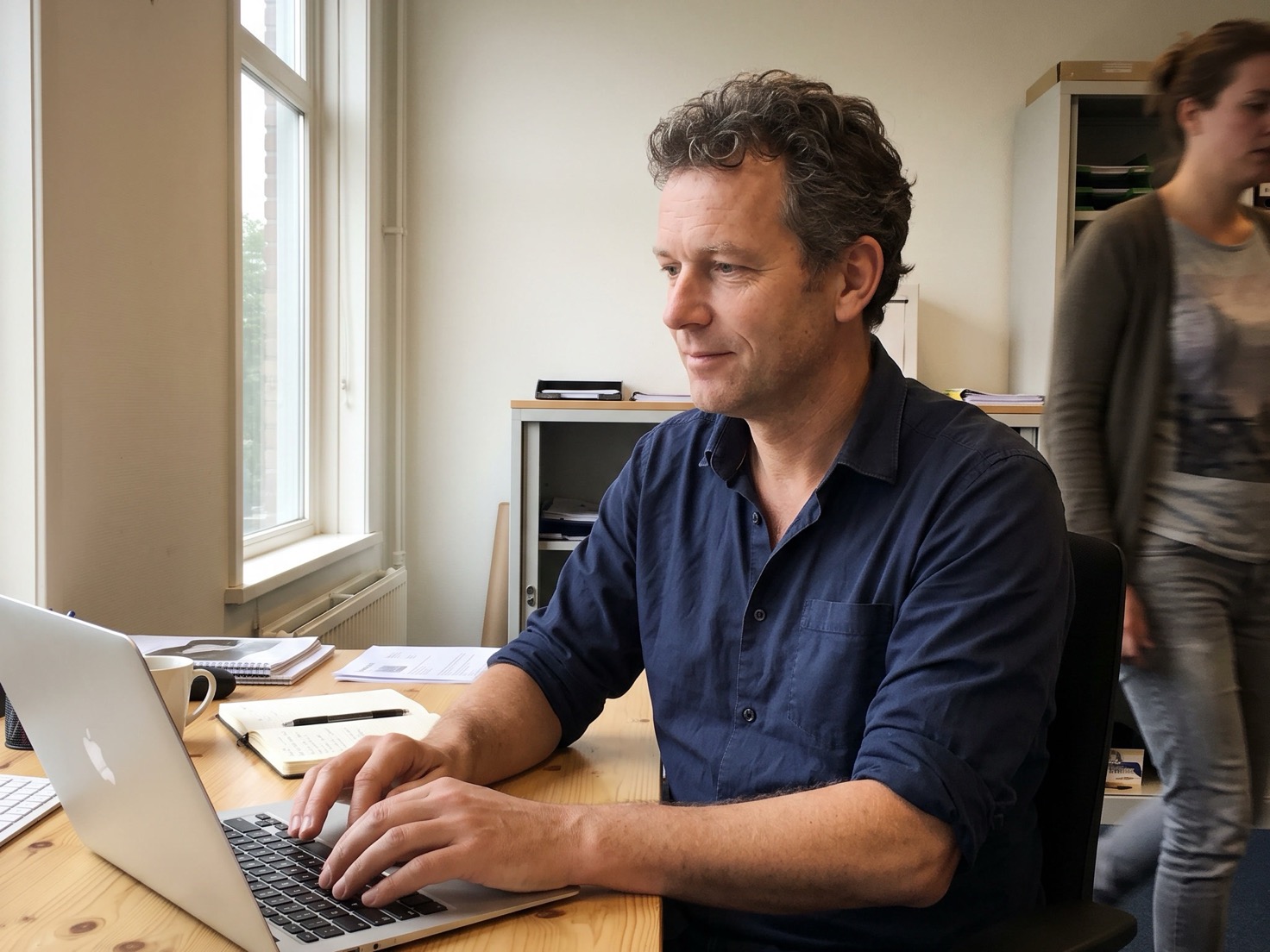 Adviseur werkt geconcentreerd achter een bureau in een rustig kantoor