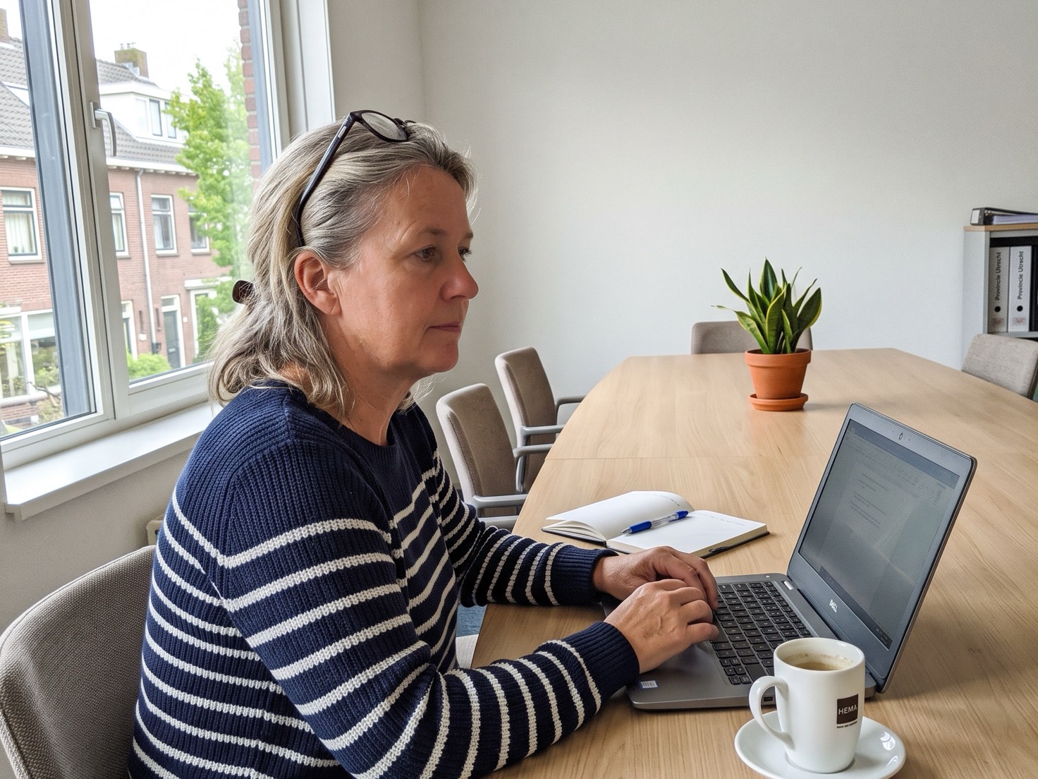 Financieel adviseur aan een overlegtafel in een Nederlands advieskantoor